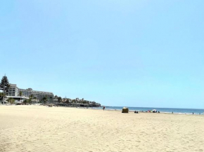 Triple interior studio. Wifi, 1 minute walk from Las Canteras Beach